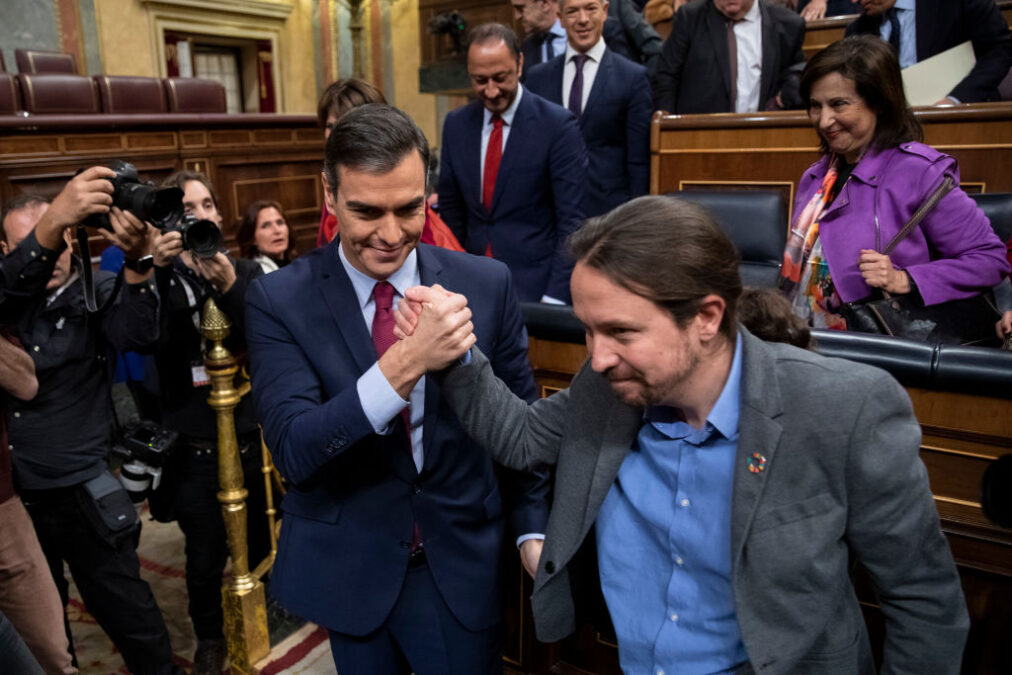 Sánchez e Iglesias se estrechan la mano en el Congreso. Getty.