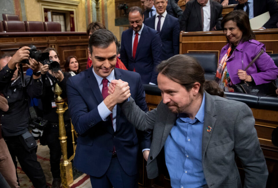 Sánchez e Iglesias se estrechan la mano en el Congreso. Getty.