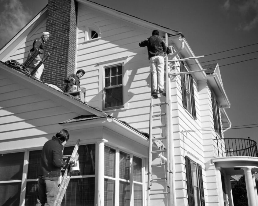 Cuatro hombres pintando una casa en los años 70. Foto : C. Shelton/ClassicStock (Getty Images)