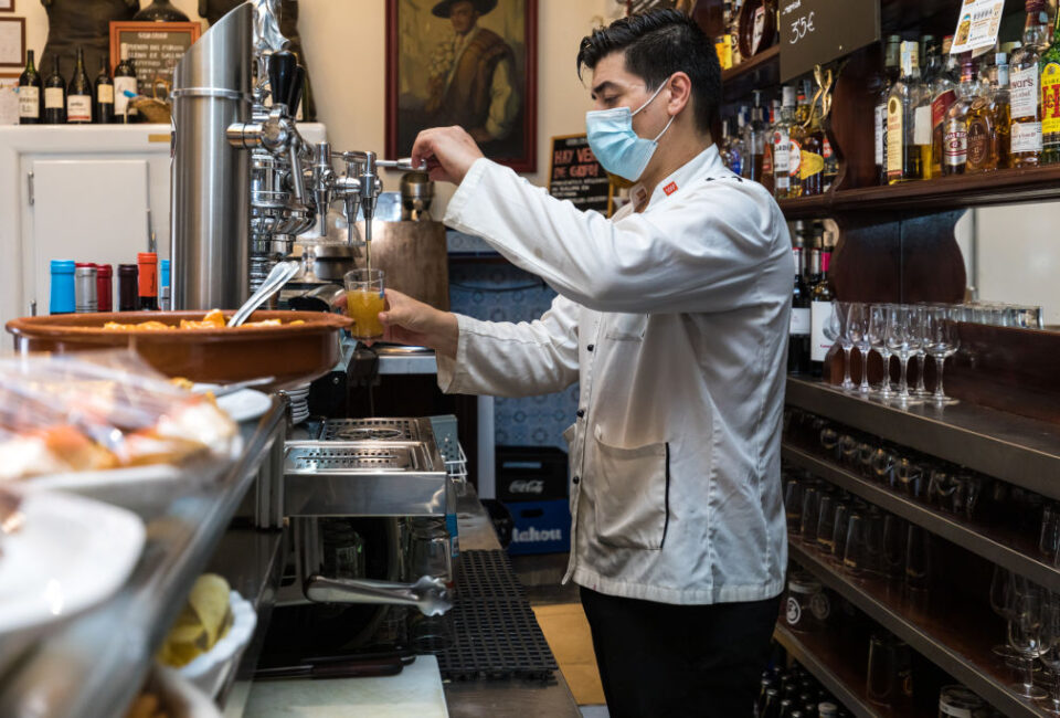 Un camarero sirve una cerveza en un bar de Madrid. Getty.