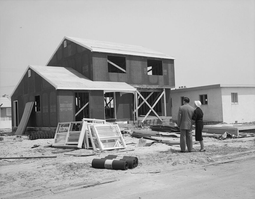 Un hombre y una mujer observan una casa en construcción. Foto: Lambert (Getty Images)