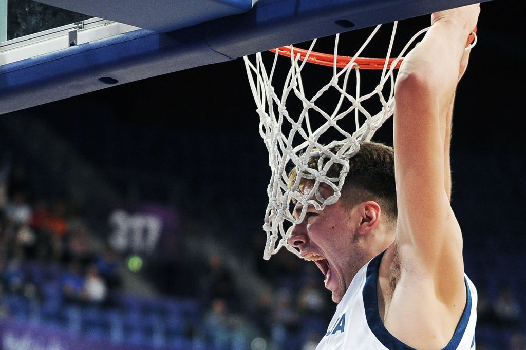 Luca Doncic encesta para Eslovenia en el Eurobasket 2017. Getty.