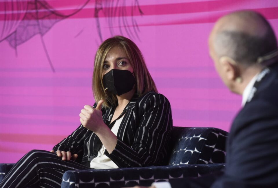 Ana Pérez, Directora Médica y de Asuntos Regulatorios de AstraZeneca, junto a Alipio Gutiérrez, durante su intervención en Forbes Summit Healthcare 2021.