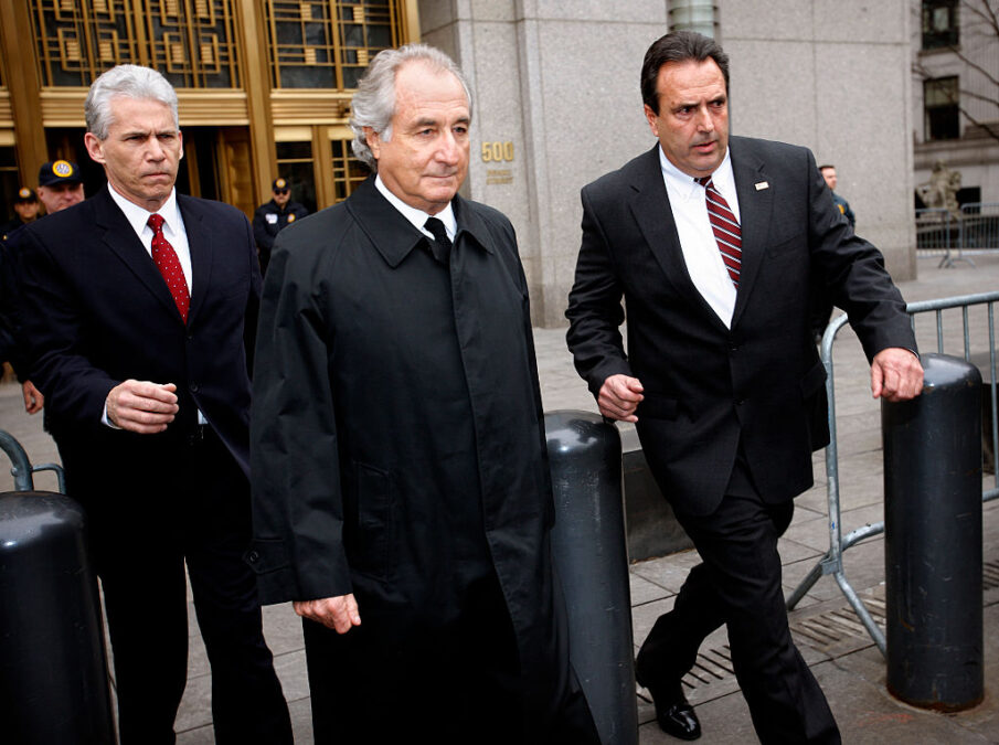 Bernie Madoff tras declararse culpable de estafa en el año 2009. Getty Images.