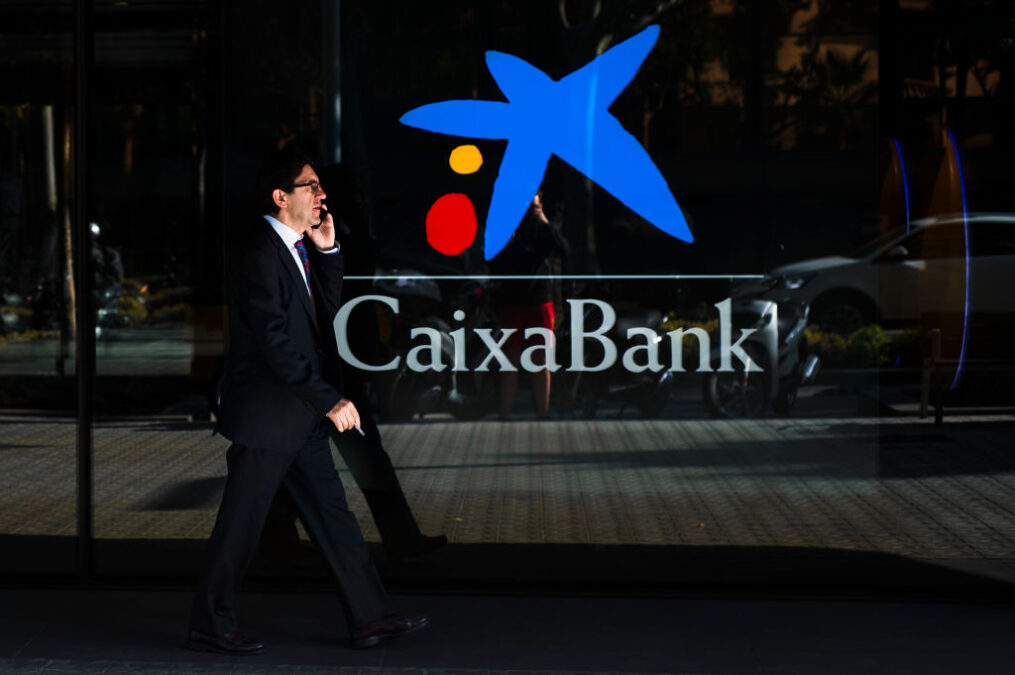 CaixaBank afronta la mayor reestructuración hasta ahora del sector bancario español