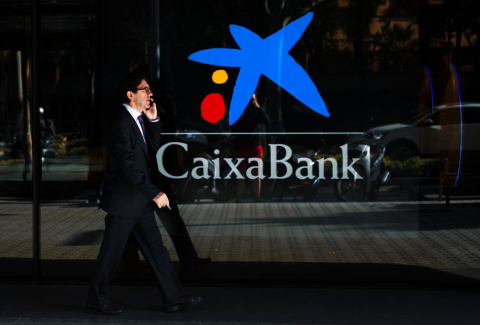 CaixaBank afronta la mayor reestructuración hasta ahora del sector bancario español