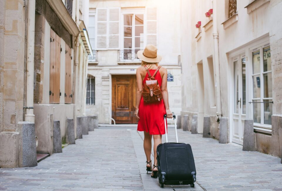 Una turista camina por las calles de Barcelona con su maleta. Foto: SiteMinder