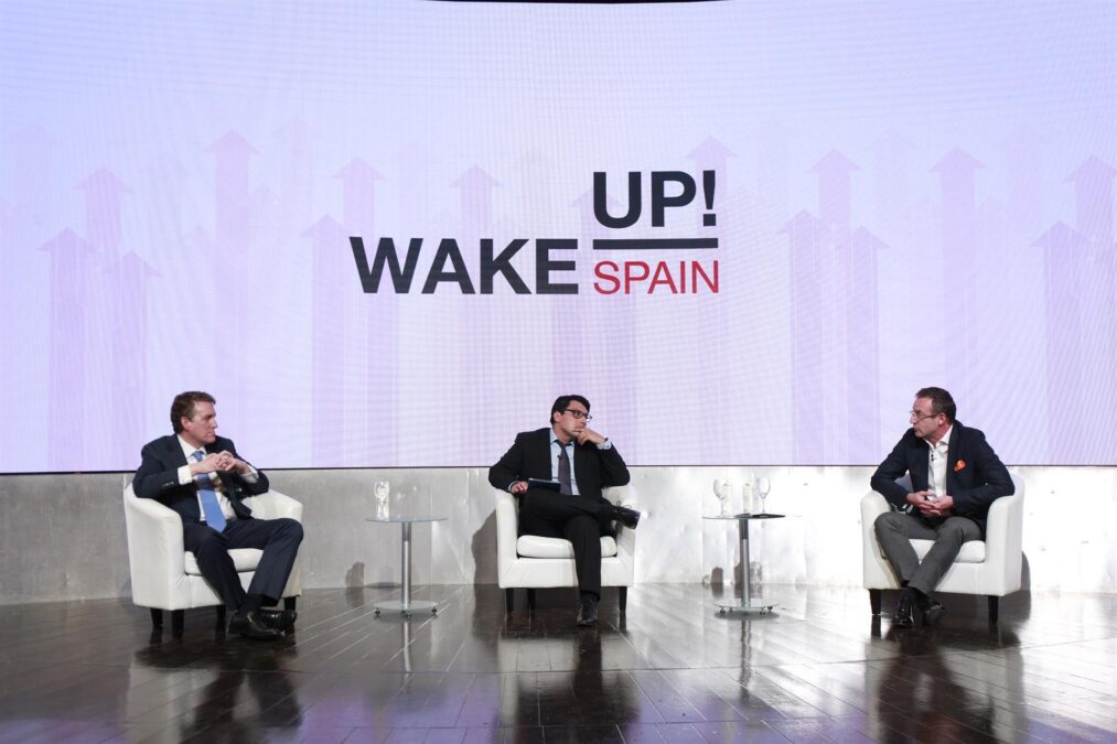 A la izquierda el CEO de Vodafone España, Colman Deegan, y a la derecha el CEO de Orange España, Jean-François Fallacher, debaten en el evento 'Wake Up Spain' organizado por Llyc y 'EL Español'.
