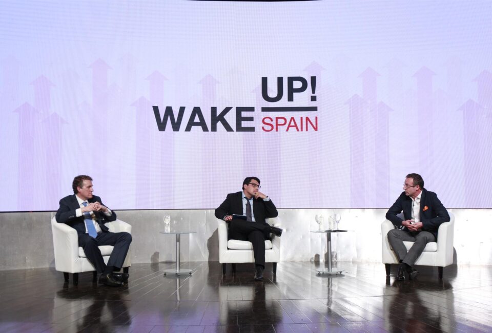 A la izquierda el CEO de Vodafone España, Colman Deegan, y a la derecha el CEO de Orange España, Jean-François Fallacher, debaten en el evento 'Wake Up Spain' organizado por Llyc y 'EL Español'.