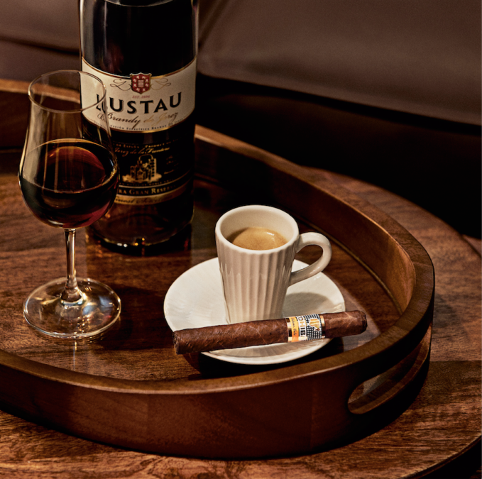 Café, copa y habano Cohiba