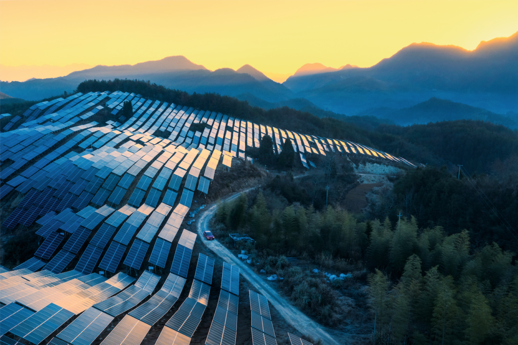 Vista aérea de un megacampo de paneles solares en la región china de Xianju. Foto: Getty Images