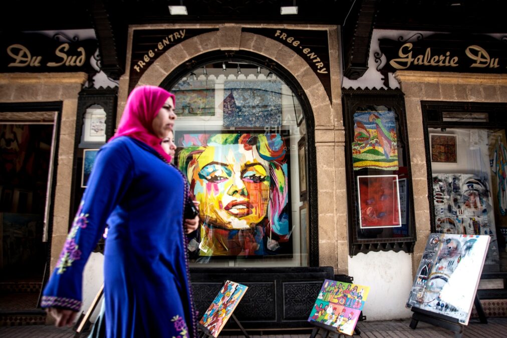 Una mujer pasea por la ciudad de Esauira en Marruecos. (Getty Images)