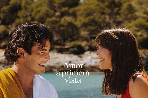 Estrella Damm da la bienvenida al verano con 'Amor a primera vista', el nuevo spot de la saga Mediterráneamente
