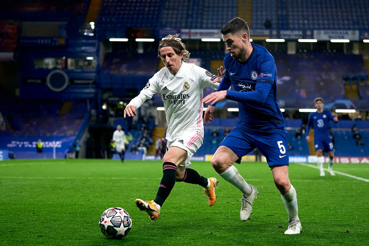 El futbolista del Real Madrid Luka Modric disputa un balón a Jorginho, del Chelsea, en un partido de la UEFA Champions League. Foto: Pedro Salado (Getty Images)