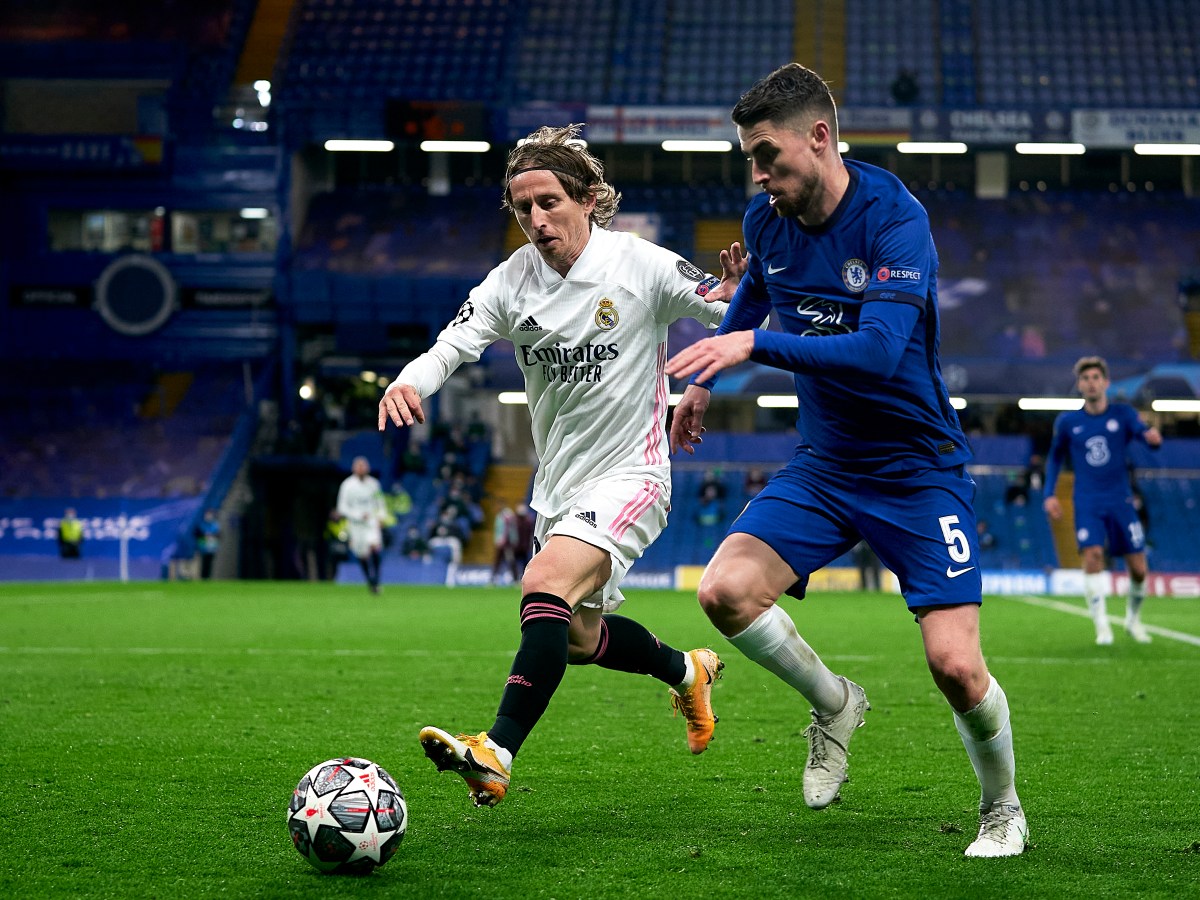 El futbolista del Real Madrid Luka Modric disputa un balón a Jorginho, del Chelsea, en un partido de la UEFA Champions League. Foto: Pedro Salado (Getty Images)