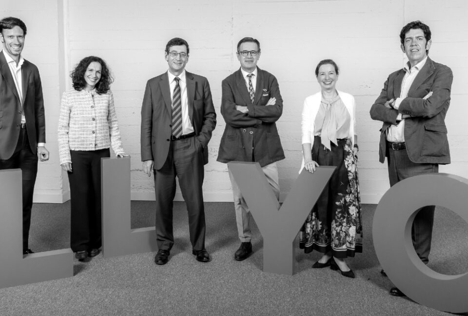 (De izq. a drch.) Luis Guerricagoitia, Carmen Muñoz, Arturo Pinedo, José Antonio Llorente, Luisa García y Jorge López Zafra de LLYC.