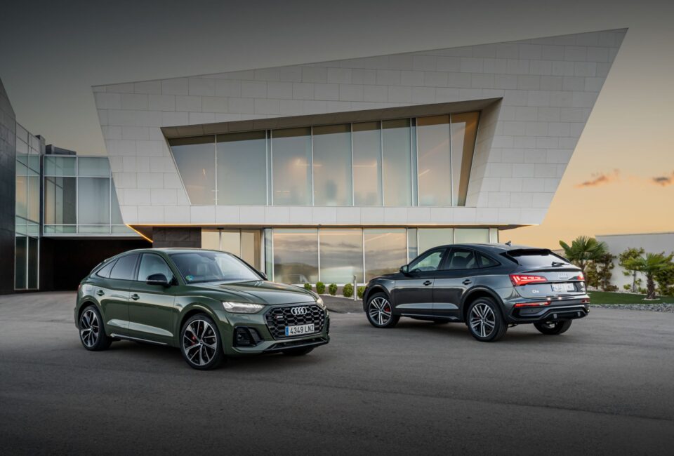 Dos de las versiones del Q5 Sportback, el SQ5 TDI (verde), el más alto de gama, con 341 CV y 700 Nm, y el 40 TDI (gris), con 204 CV, del que se presume se vendan más unidades.