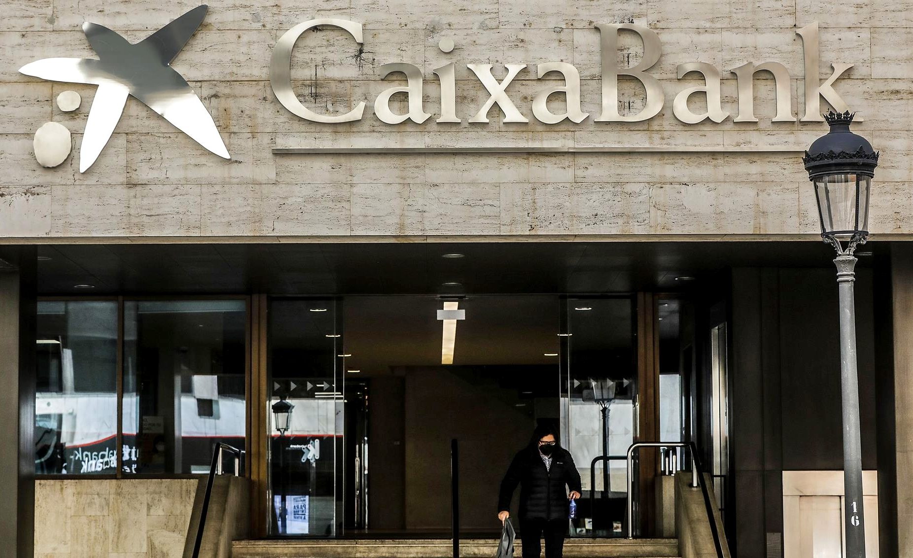 CaixaBank sopesa reducir los despidos y redistribuirlos para impulsar la voluntariedad