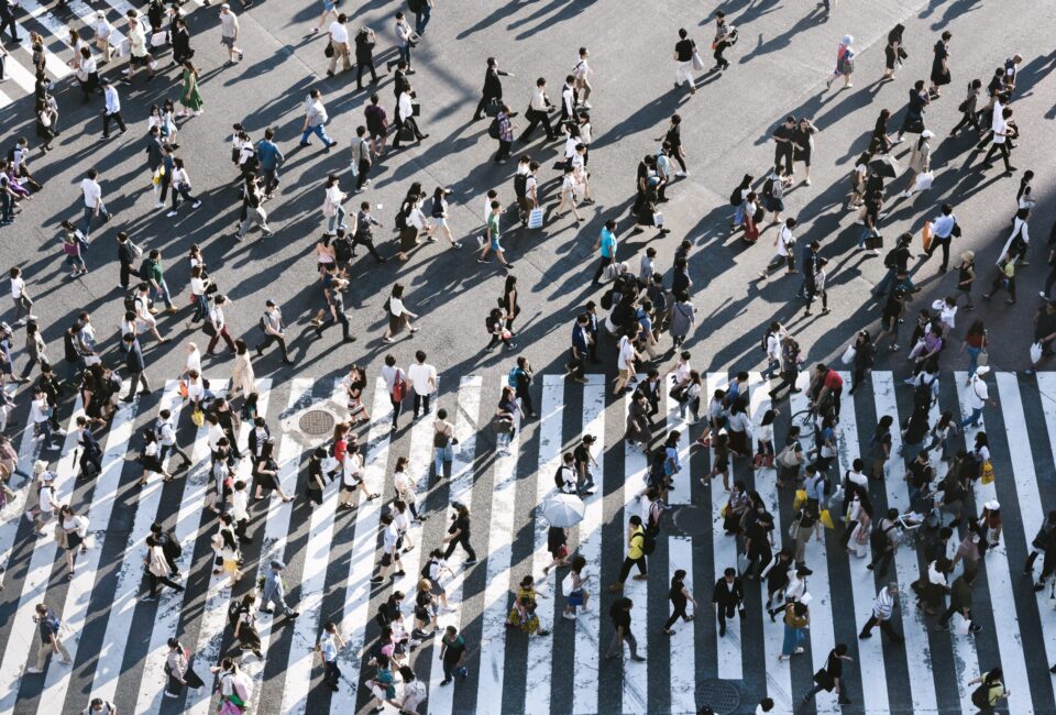 Gente. Cruzar paso de cebra. Foto: Ryoji Iwata (Unsplash)