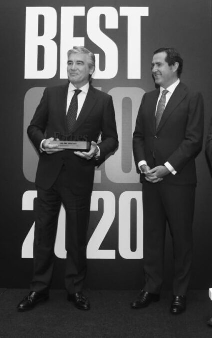 Francisco Reynés, Presidente y CEO de Naturgy, recibe el galardón de Mejor CEO 2020 de la mano de Antonio Garamendi, Presidente de la CEOE. Foto: Luis Camacho