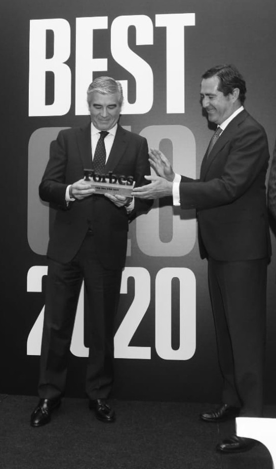 Francisco Reynés, Presidente y CEO de Naturgy, recibe el galardón de Mejor CEO 2020 de la mano de Antonio Garamendi, Presidente de la CEOE. Foto: Luis Camacho