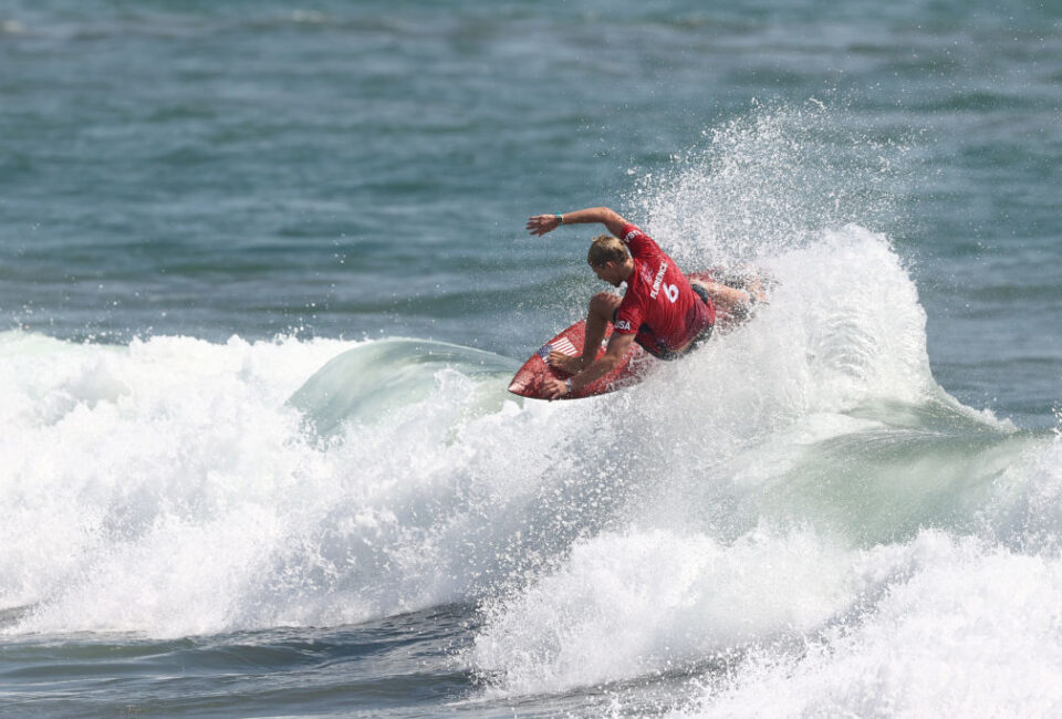 Quién es el multimillonario detrás de la Liga Mundial de Surf