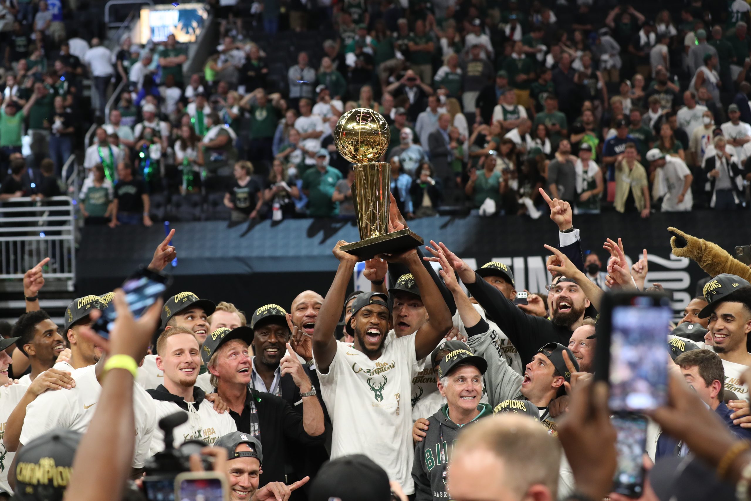 Khris Middleton, de los Milwaukee Bucks, sostiene el trofeo Larry O'Brien que ha recibo el club tras ganar las Finales de la NBA 2021. Foto: Joe Murphy/NBAE (Getty Images)