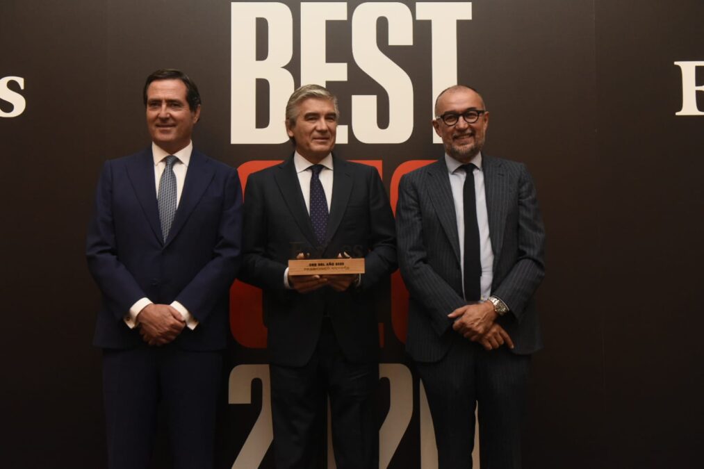 El Presidente de la CEOE, Antonio Garamendi; el Presidente y Consejero Delegado de Naturgy, Francisco Reynés; y el Presidente y Editor de Forbes España, Andrés Rodríguez.