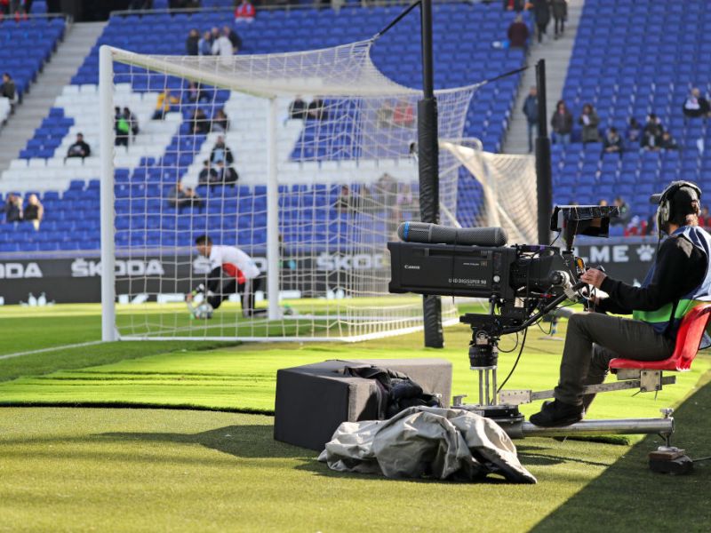 Cámara de televisión durante un partido entre el Espanyol y el Mallorca el 9 de febrero de 2020. Foto: Joan Valls/Urbanandsport /NurPhoto (Getty Images)