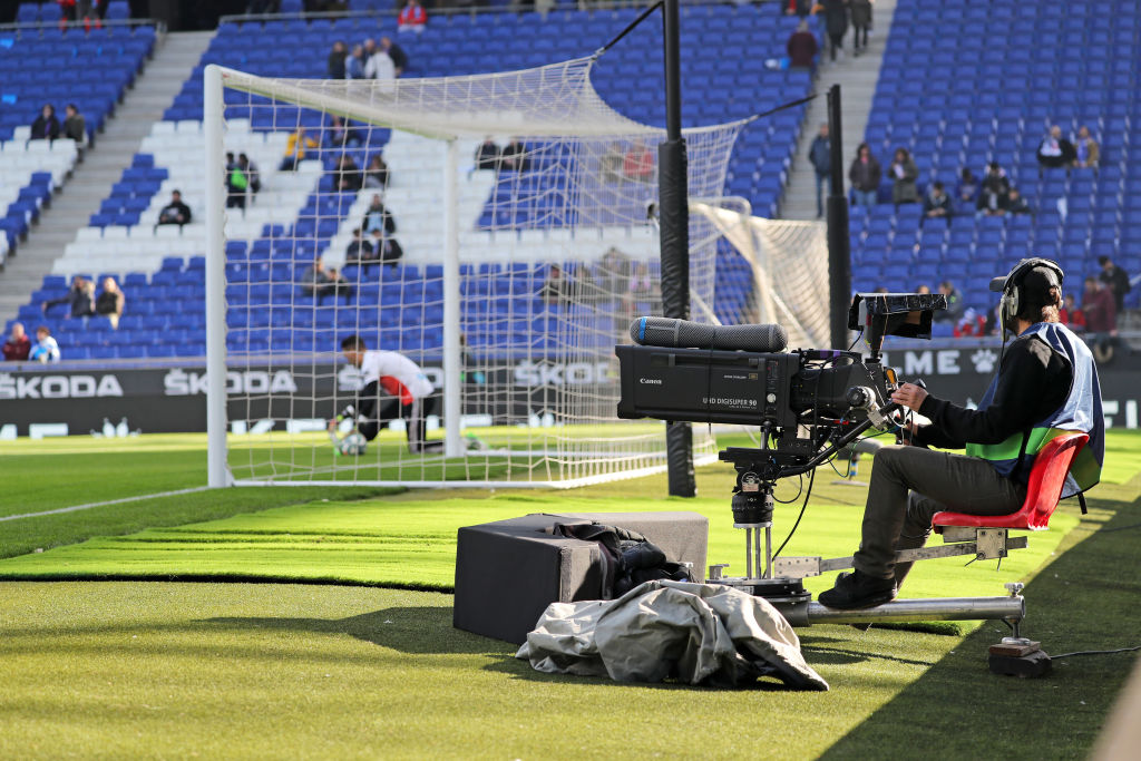 Cámara de televisión durante un partido entre el Espanyol y el Mallorca el 9 de febrero de 2020. Foto: Joan Valls/Urbanandsport /NurPhoto (Getty Images)