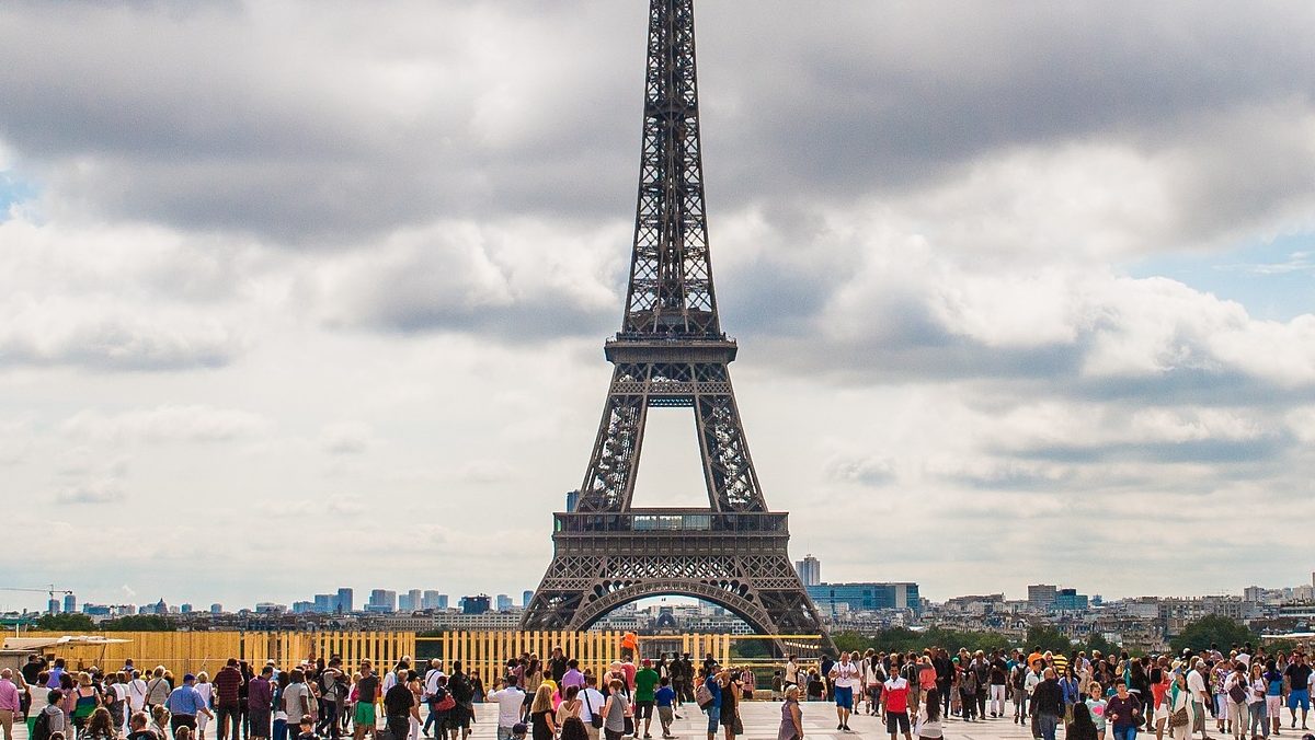 Cómo el “rey de los estafadores” del siglo XX vendió dos veces la Torre Eiffel y timó a Al Capone