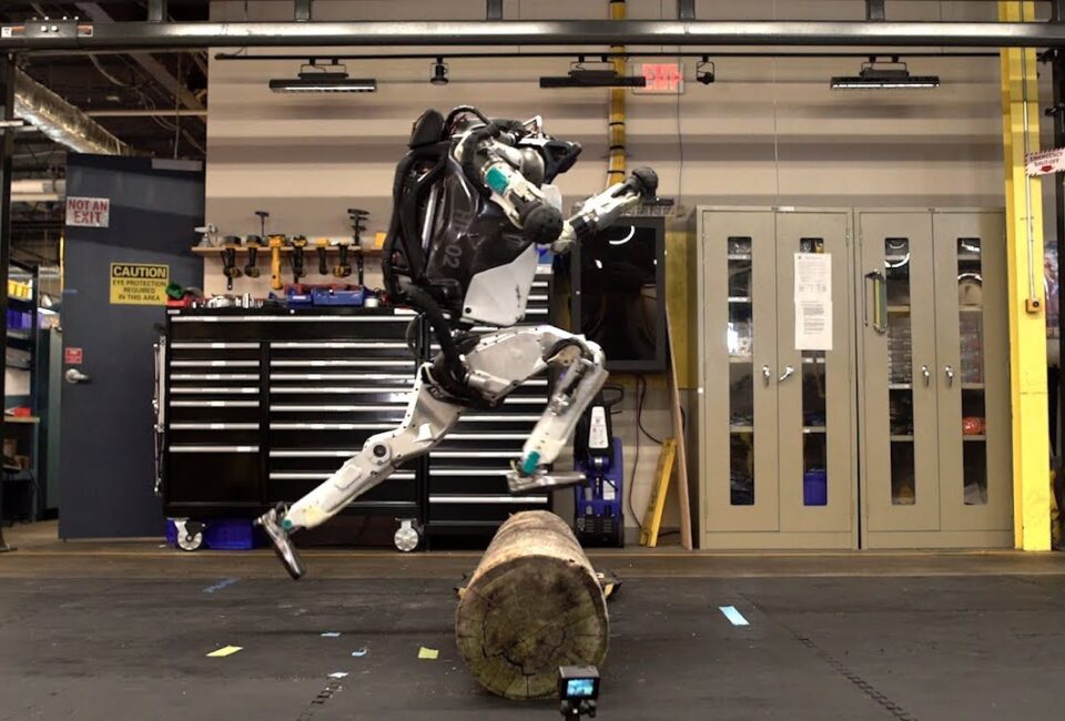 El robot de Boston Dynamics ahora hace ‘parkour’: así hace sus increíbles piruetas mortales