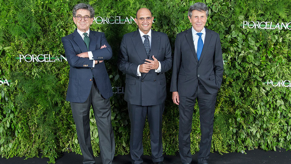 (De izq. a drch.) Héctor Colonques, consejero delegado; Silvestre Segarra, vicepresidente; y Manuel Colonques, presidente de Porcelanosa. Foto: Porcelanosa