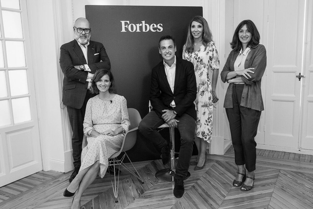 (Izq. a drch.) Javier Vello, Chief Transformation Officer y Socio responsable del sector de Distribución y Gran Consumo de EY; Paula Llop, coordinadora de la iniciativa #EActíVate y Directora de Relaciones Empresariales y RSC de Mercadona; Juan Ortí, CEO de American Express España; Irene Cano, Directora General de Facebook Iberia; e Idoia Sota, Subdirectora de Forbes España. (Foto: Luis Camacho)