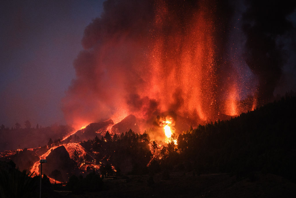 El volcán 'Cumbre Vieja' entra en erupción en El Paso (La Palma), expulsando columnas de humo, ceniza y lava, el 19 de septiembre de 2021. Foto: Andrés Gutiérrez/Anadolu Agency (Getty Images).