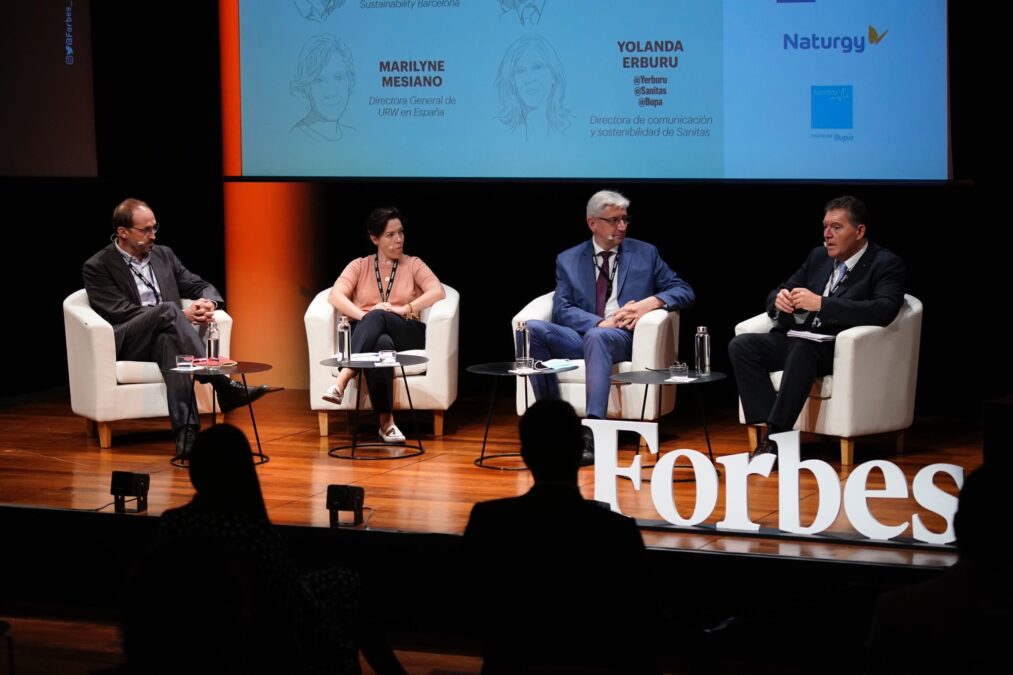 (De izq. a drch.) Joan Herrera, director del área de Acción Ambiental y Energía del Ayuntamiento de El Prat de Llobregat; Marilyne Mesiano, directora General de URW en España; Narciso Berberana, Chief Strategist Officer de AGBAR; y Pau Solanilla, fundador de Think Net Sostenibles.Org y curator de Forbes Summit Sustainability Barcelona. (Foto: Joan Mateu Parra)