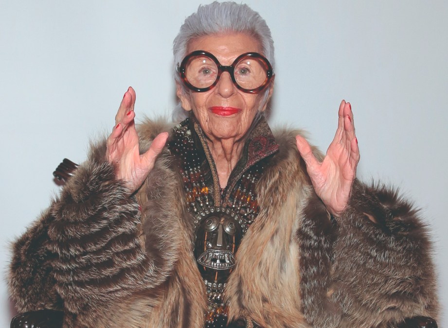 Iris Apfel, empresaria estadounidense que hizo de su excéntrica visión de la moda y del interiorismo su sello de identidad.