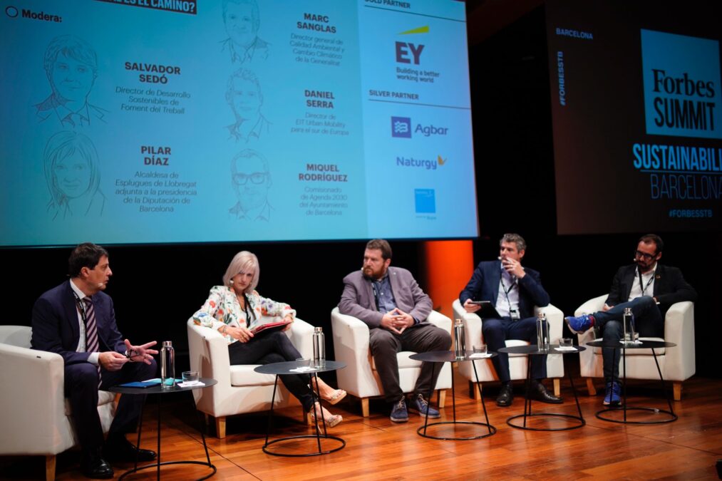 Salvador Sedó, director del Departamento de Desarrollo Sostenible de Foment del Treball; Pilar Díaz, alcaldesa de Esplugues de Llobregat; Marc Sanglas, director general de Calidad Ambiental y Cambio Climático de la Generalitat; Daniel Serra, director del EIT Urban Mobility para el sur de Europa; y Miguel Rodríguez, Comisionado de Agenda 2030 del Ayuntamiento de Barcelona. (Foto: Joan Mateu Parra)