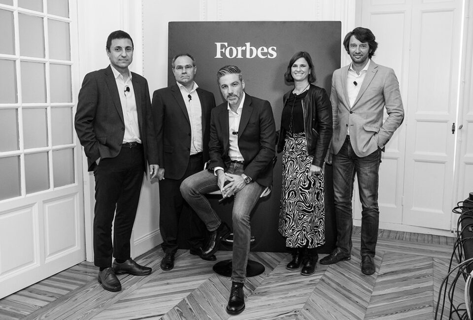 (De izq. a drch.) Santiago Pastor, director de TIC de Sacyr; Alfredo García López, CIO de FCC; Noel Bravo, director de Servicios Cloud y Alianzas de Kyndryl; Laura Garrido, CTO de Ferrovial; y Pablo Caño, consejero de Transformación Digital de FORBES España. (Foto: Luis Camacho)