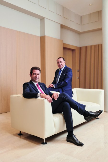 Igor Garzesi y Salvo La Porta, retratados en las oficinas de Banco Mediolanum, en Barcelona, el 8 de octubre. (Foto: Eric Altimis)