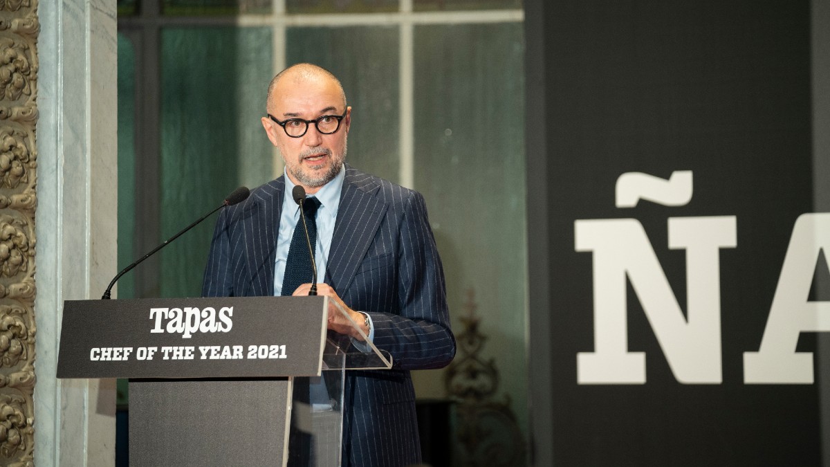 Andrés Rodriguez, presidente de SpainMedia y editor y director de 'Tapas Magazine', entrega el premio ‘Chef of the Year’ a la reputada cocinera francesa Dominique Crenn. (Foto: Lucía Vargas)