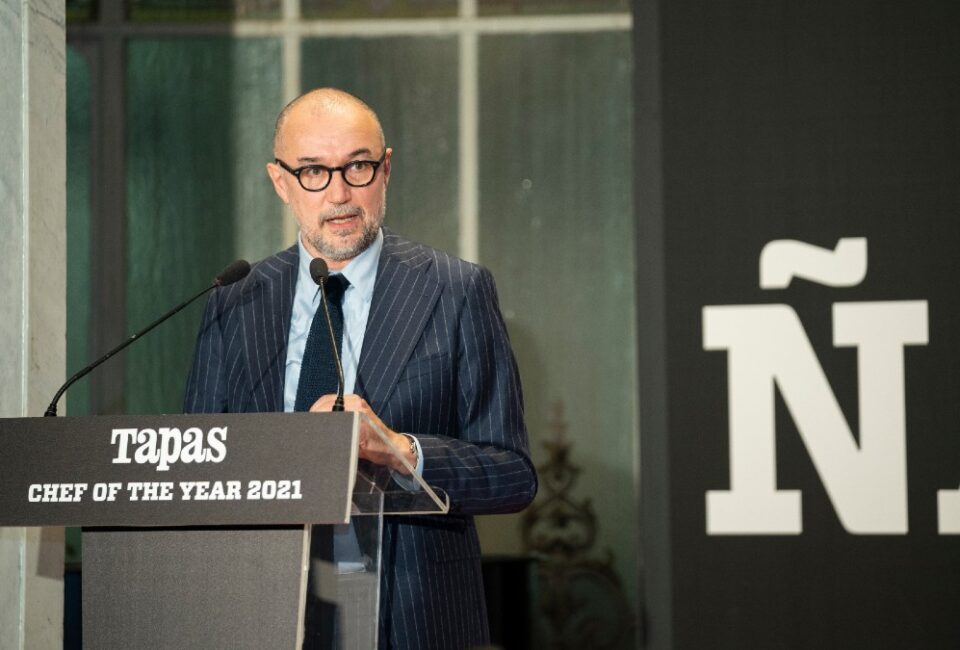 Andrés Rodriguez, presidente de SpainMedia y editor y director de 'Tapas Magazine', entrega el premio ‘Chef of the Year’ a la reputada cocinera francesa Dominique Crenn. (Foto: Lucía Vargas)