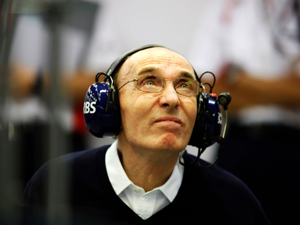 El director de la escudería británica Williams de Fórmula Uno, Frank Williams, en el garaje del equipo Williams durante el Gran Premio de Singapur 2008 en el circuito urbano de Marina Bay, Singapur, el 27 de septiembre de 2008. (Foto: Darren Heath/Getty Images)