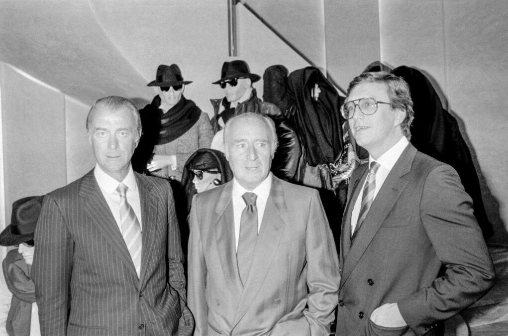 (De izq. a drch.) Roberto Gucci (padre), Giorgio Gucci (abuelo) y Maurizio Gucci en la inauguración de una de sus tiendas el 21 de septiembre de 1983 en París (Francia). (Foto: Laurent MAOUS/Gamma-Rapho via Getty Images)