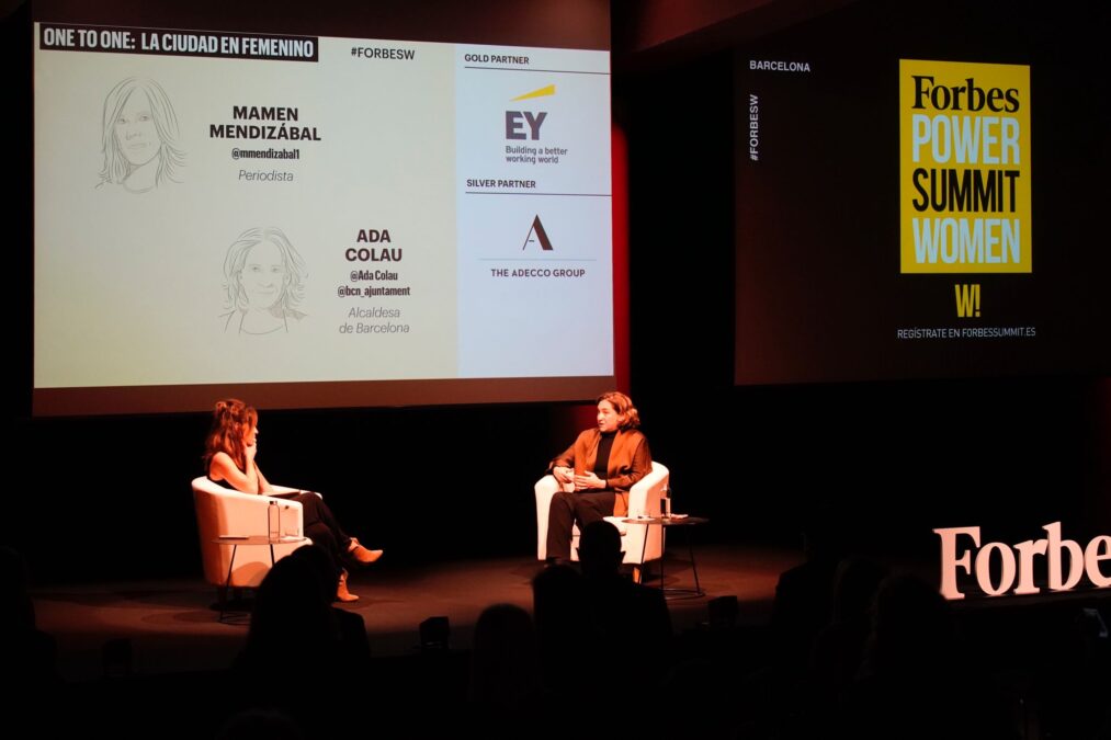 La periodista Mamen Mendizábal y Ada Colau, alcaldesa de Barcelona, charlan en Forbes Power Women Barcelona 2021. (Foto: Joan Mateu Parra)