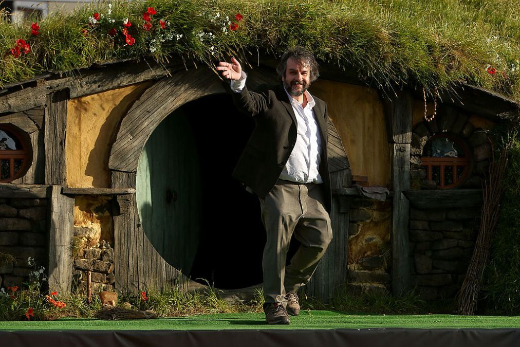 El director Peter Jackson sale de una casa del Hobbit antes de pronunciar un discurso en el estreno mundial de 'El Hobbit: un viaje inesperado' en el Embassy Theatre de Wellington (Nueva Zelanda) el 28 de noviembre de 2012. (Foto: Hagen Hopkins/Getty Images)