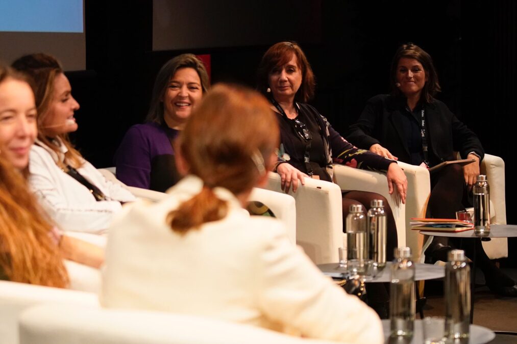 Paloma Leyra, directora de Forbes Women (de espaldas) charla con Carlota Pi, CEO de Holaluz; Sandra García-San Juan, fundadora y presidenta ejecutiva de Grupo Starlite; Natalia Cazcarra, fundadora y CEO de Her; María José Carracedo Nieves, directora Territorial de Adecco; y Cristina Urgelles, socia de EY. (Foto: Joan Mateu Parra)