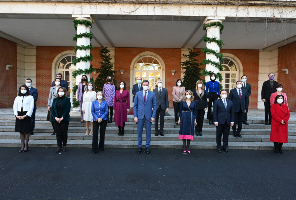 El presidente del Gobierno, Pedro Sánchez, y el resto de miembros del Ejecutivo, tras la incorporación del nuevo ministro de Universidades, Joan Subirats, frente al edificio donde se reúne el Consejo de MInistros. (Foto: Pool Moncloa/Borja Puig de la Bellacasa)