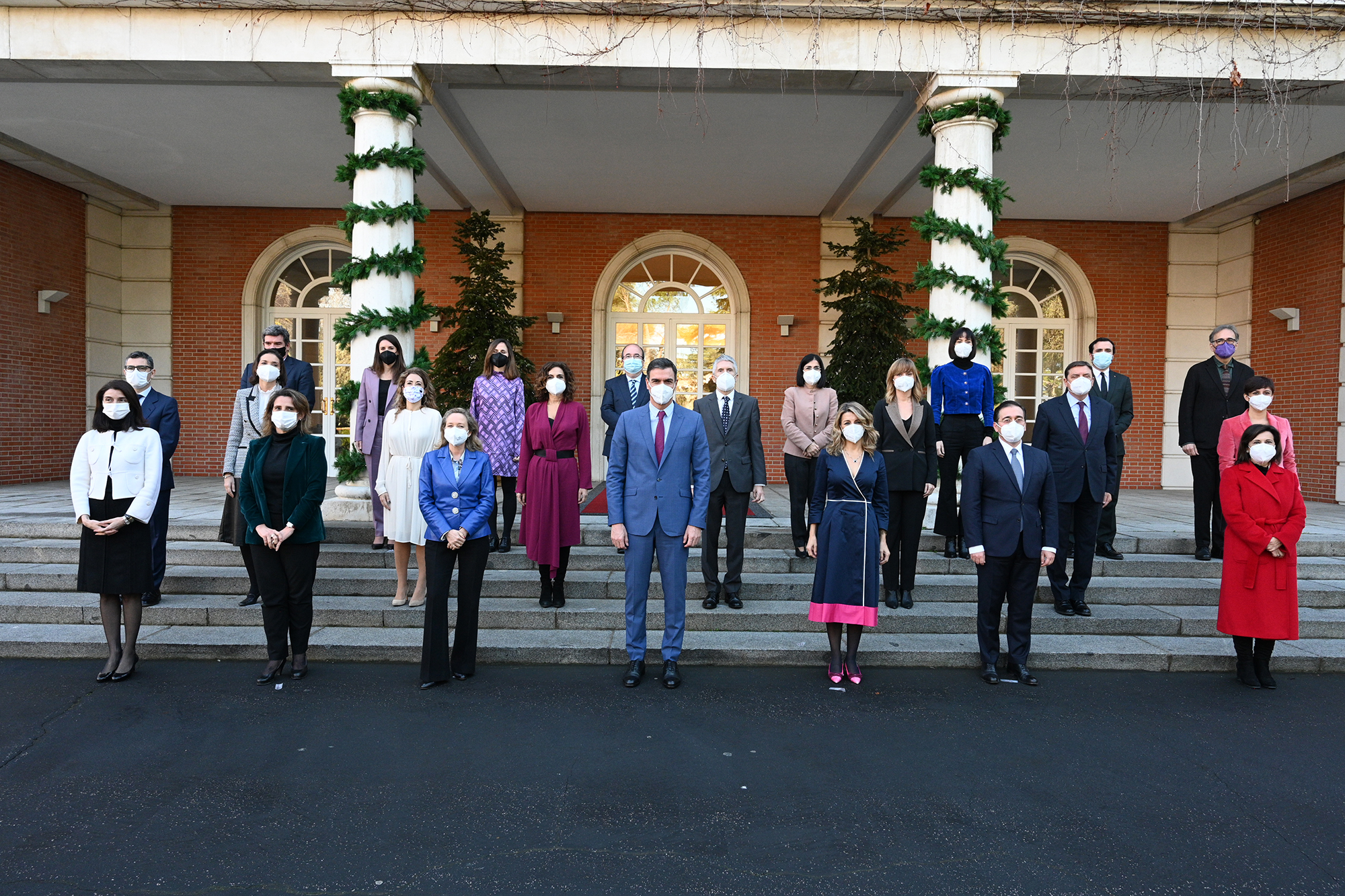 El presidente del Gobierno, Pedro Sánchez, y el resto de miembros del Ejecutivo, tras la incorporación del nuevo ministro de Universidades, Joan Subirats, frente al edificio donde se reúne el Consejo de MInistros. (Foto: Pool Moncloa/Borja Puig de la Bellacasa)