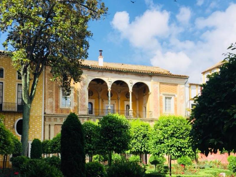 La Casa de Pilatos, declarada Monumento Nacional desde 1931, constituye la más notable muestra de arquitectura palaciega sevillana del siglo XVI.